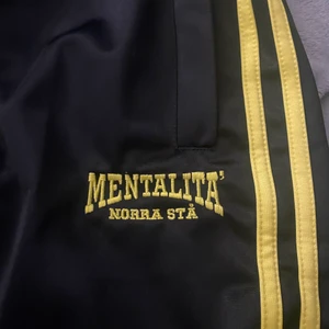 Mentalita norra stå - Aik byxor, köpte dom igår utanför friends då de va sista matchen på säsongen. Jag tyckte inte att dom satt bra därför säljer jag dom. Det är herr byxor 