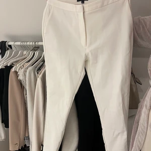 Vita kostym byxor Dam - Hej, jag säljer nu dessa fina kostymbyxorna som jag dessvärre bara har kunnat använda en gång. Dom är i bra skick och tjockt material så var inte orolig för att de är genomskinliga. 