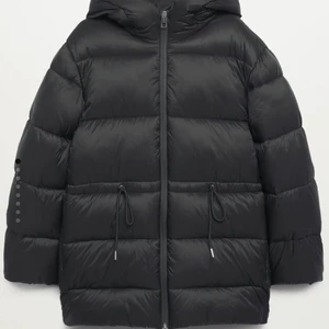 Svart puff jacka  - Säljer min helt nya svarta vinterjacka från mango. Köptes för 999, kom privat med prisförslag och frågor. Köparen står för frakten. 💕