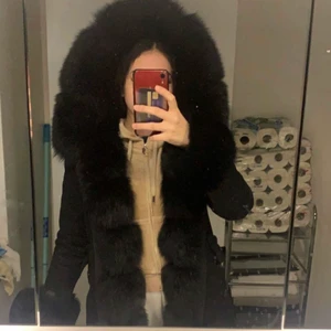 Fatima parka jacka  - Jättefin vinterjacka från femenina i storlek xs/s men kanske kan passa m också!❤️All päls är äkta förutom inuti jackan (kan mötas upp bara i stockholm) säljer åt en kompis ❤️ priset kan diskuteras 