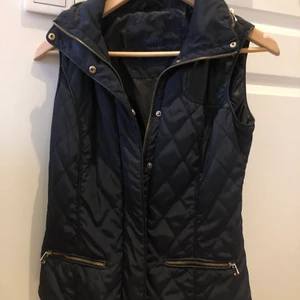 Väst storlek xs/s - Väst i fint skick då jag knappt använt den! Pris 250kr . Går även att frakta 