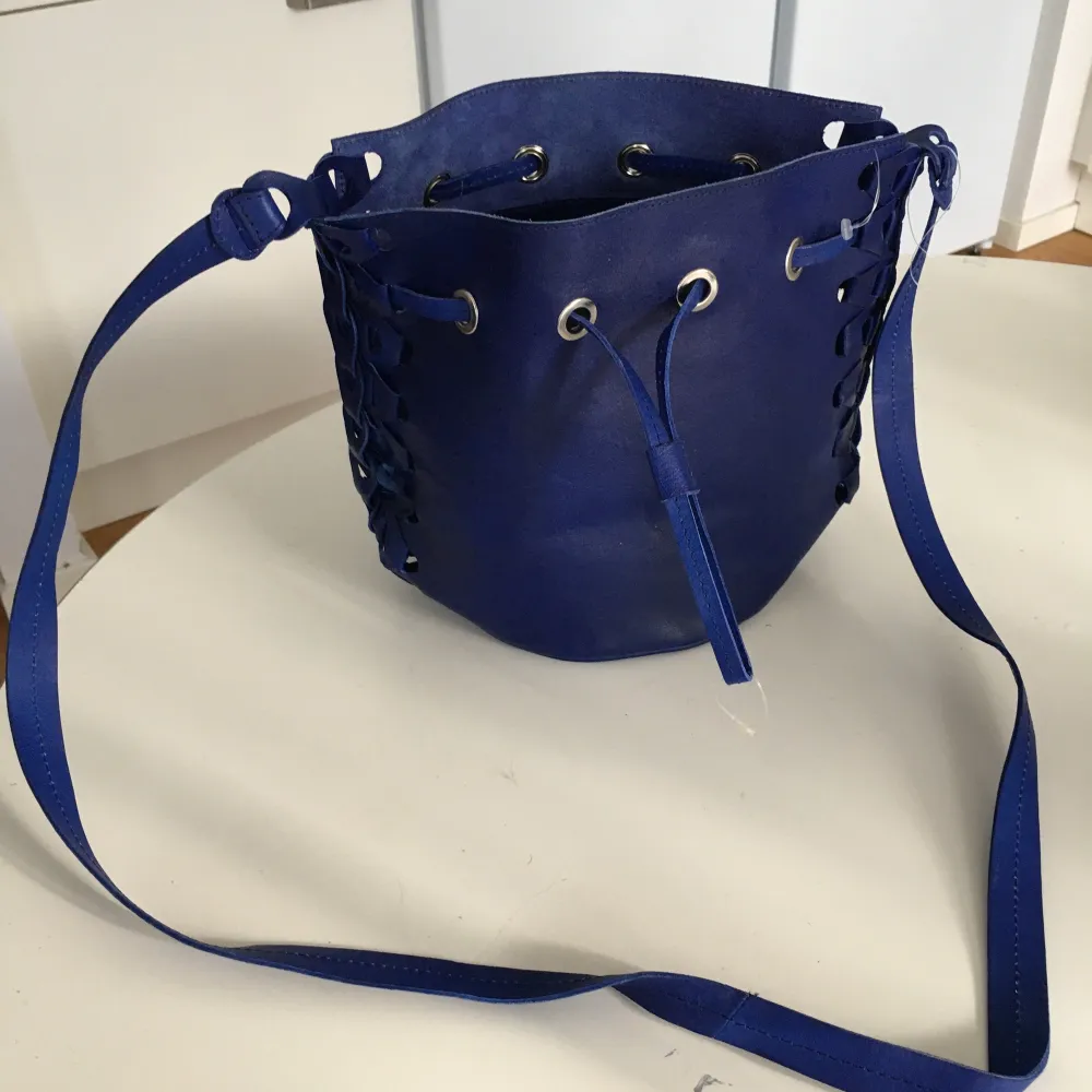 Ny marimekko blå läderväska.. Väskor.