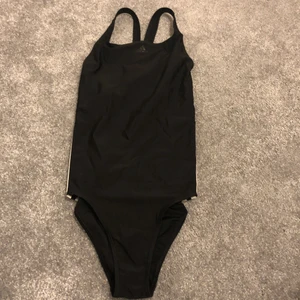 Hej säljer en baddräkt från Stadium  - Hej Säljer en baddräkt då den är för liten för mig  den är svart och har Adidas ränder på sidorna