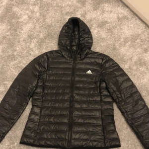 Hej säljer en jacka från Inter sport  - Hej säljer en jacka från Intersport den är svart och har ett Adidas-märke på ena sidan av jackan men den har även ett litet hål på ena ärmen men går att sy ihop enkelt 