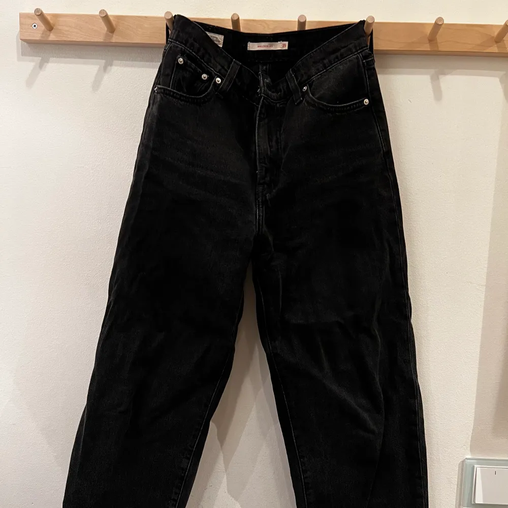 Svarta levis jeans ballonleg storlek 25. säljern pga passar inte mig längre. Nypris 1300kr. Mitt pris: 850kr.. Jeans & Byxor.