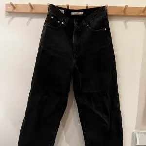 Svarta levis jeans ballonleg storlek 25. säljern pga passar inte mig längre. Nypris 1300kr. Mitt pris: 850kr.