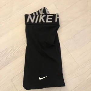 Nike träningsbyxor - Snygga Nike träningsbyxor, kommer ej till användning längre , storlek xs men passar mig bra som är s 