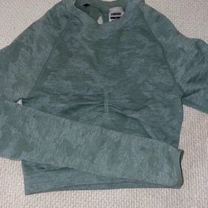 gymshark topp - långärmad gym topp från gymshark, perfekt för tyngdlyftning med inbyggda handskar. Säljer även matchande tights. 