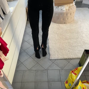 Gina tricot jeans med slits - Gina tricot jeans med slits Säljer mina jeans från gina tricot som inte kommer till användning. Har inte använt dom så mycket. Det är storlek 34 Pris 150kr