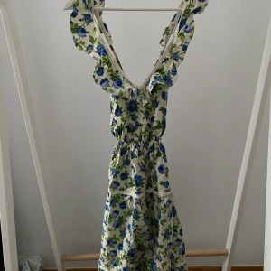 Fin sommarklänning - Midiklänning som sitter jättefint och går att spänna eller släppa med snörning i ryggen! Enbart provad på, aldrig använd! Inköpspris 499kr
