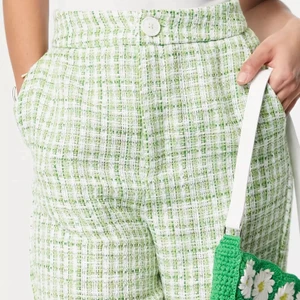 Grönvit-rutiga byxor från Stradivarius  - Byxor inköpta tidigare i år från Zalando. Använda ett fåtal gånger. Lite långa på mig som är 163. Mycket smala i midjan. Superfina i färg och kvaliten. Tror inköpspris var 399.