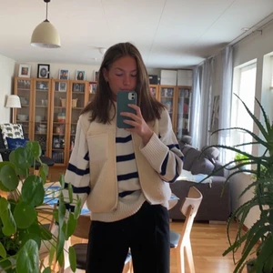 Väst - Jättesnygg väst med skönt material, säljs eftersom den inte kommit till användning, storlek m men passar mig som brukar ha s