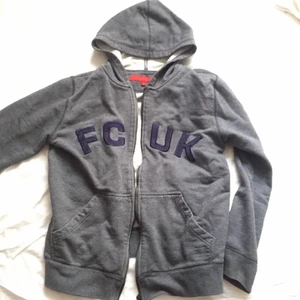 FCUK hoodie - Luvtröja som är jättetrendig tex på depop. Den är i bra kvalité och passar på någon som bär XS-S😊