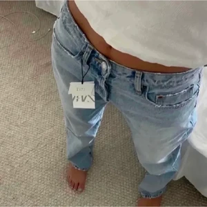 Zara jeans  - LÅNADE BILDER!!✨ säljer min zara byxor i helt ny skick! Prislappen sitter kvar! De sitter inte som jag vill så därför säljer jag den vidare🌟 låt mig veta om du vill se mer bilder men det är exakta den sista bilden som jag säljer💗😃 nypris 399kr