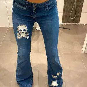 Flaire jeans storlek 34💓 bra skick! Fixat döskallen å stjärnorna själv så a finns inte att köpa ngt stans med de på. ÄLSKAR att de verkligen är utsvänga och inte går ut lite grann utan är verklgien flaire så snyggt! Ja föredrar låg midjat , på dessa står de high waist💥 