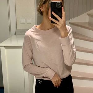 Gammelrosa tröja storlek S - Säljer denna fina gammelrosa tröjan från H&M eftersom den tyvärr har blivit för liten för mig. Tröjan är i bra skick! Hör gärna av dig om du har några funderingar! 
