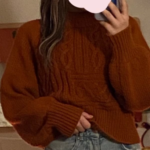 Stickad brun tröja  - Jätte söt stickad tröja från monki som jag aldrig använt, inte min stil längre💕 inga defekter, perfekt till vintern. Kom priv för frågor elr fler bilder🥰