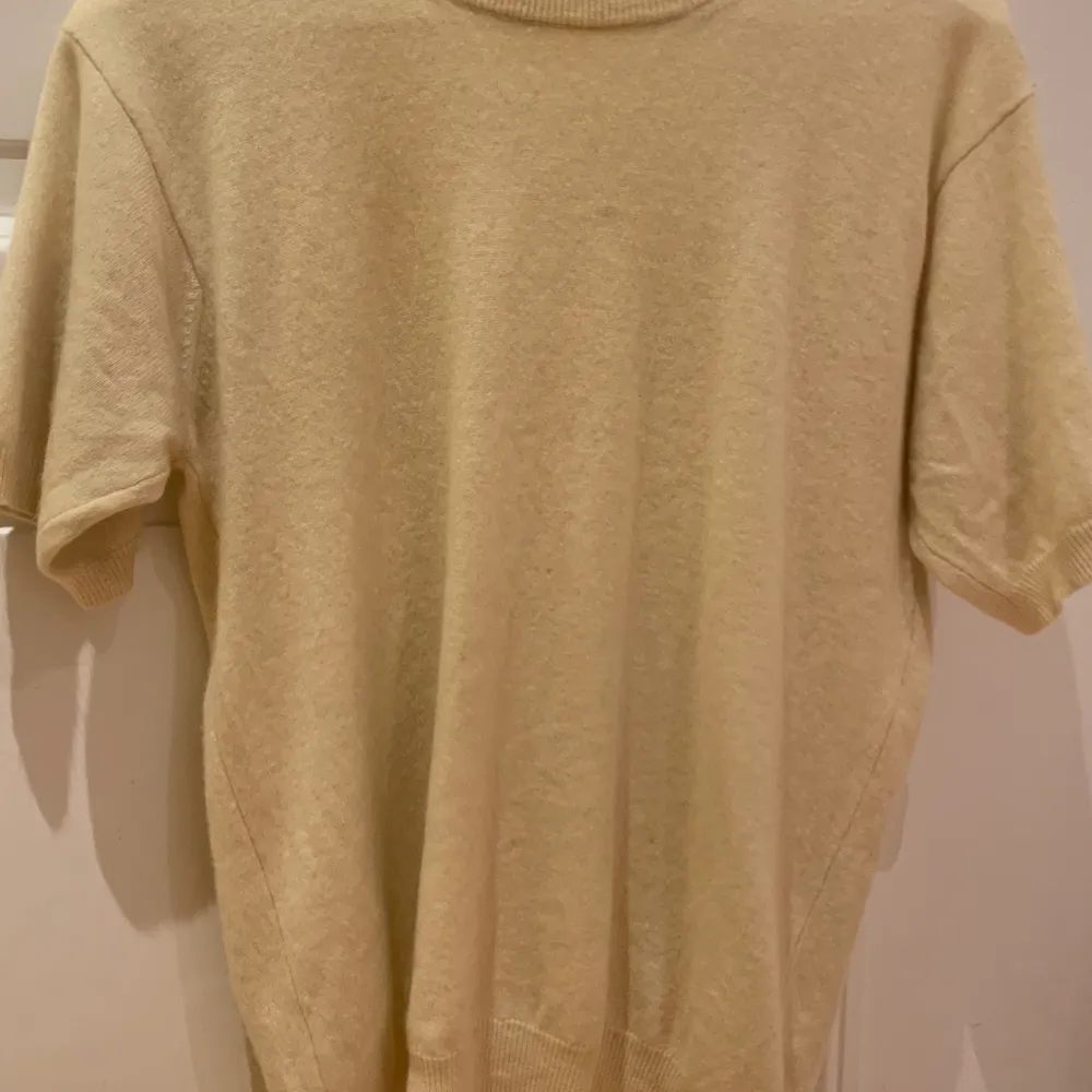 Så fin kashmir t-shirt i en unik färg. Lappen är borta så vet inte märket men köpt för runt 1200kr. Säljer för 350kr. Den är så mjuk och i väldigt bra skick!🥰. Tröjor & Koftor.