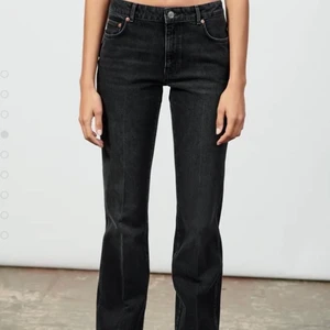 Zara jeans  - Modellen på jeansen heter Ness full lenght och finns ej kvar på hemsidan, säljer då de var för stora (alla lappar är kvar)🥰 Det är bara o skriva ifall ni har frågor eller vill ha fler bilder💞😋