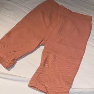 Tränings shorts från zara i stl S för 80 - Använt den 1 gång, bra skick, super skön, kan använda den hemma/gymmet och mer. 