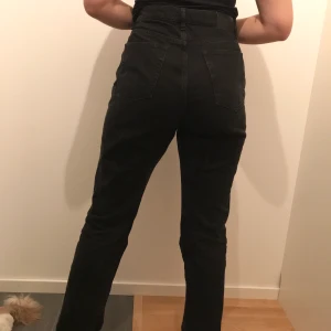 Jeans Nelly, stl 38 - Svarta jeans från Nelly. Extra långa och extra high waist. Jag är 175cm lång. Endast använda en gång, insåg att det inte är min modell. Nypris 599kr, mitt pris 400kr. Tvättas innan leverans och köparen står för frakten 📦 