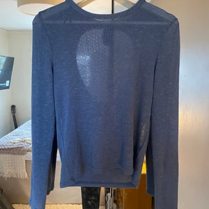 Söt tröja med öppen rygg  - Fin detalj i ryggen, något genomskinlig men så fin med en topp under. Köparen står för frakten/mötas i Uppsala 🥰⭐️💖❤️