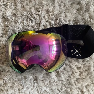 Dope skidglasögon  - Kollar intresse på mina dope skidglasögon, använda en gång, är dock svarta och inte vita som på bilden! Nypris 1000:-