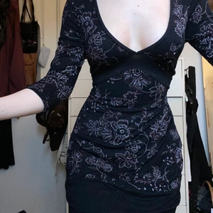 Knytbar klänning - Stretchig klänning med knyte i ryggen! Vitt och vinrött mönster, very cute❤️ går till mitten på låret för mig som e 167