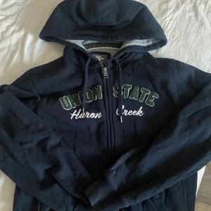 hoodie - snyggaste skönaste vintgae hoodien (zip-hoodie), stl L så passar allt från xs-l beroende på hur man vill att den sitter. mörkblå med grönt tryck! jätte fint skick!