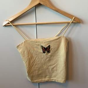 Pastellgult linne med en fjäril som jag strykt på själv!✨ Linnet har ett extra lager tyg vid brösten.  Gratis frakt!