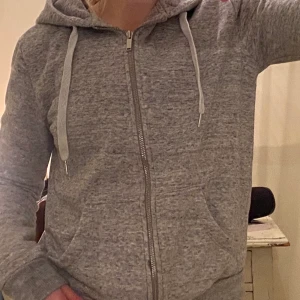 Hoodie  - Grå skön och fin hoodie 