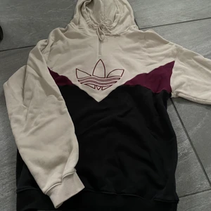 Adidas hoodie - Knappt snvänd