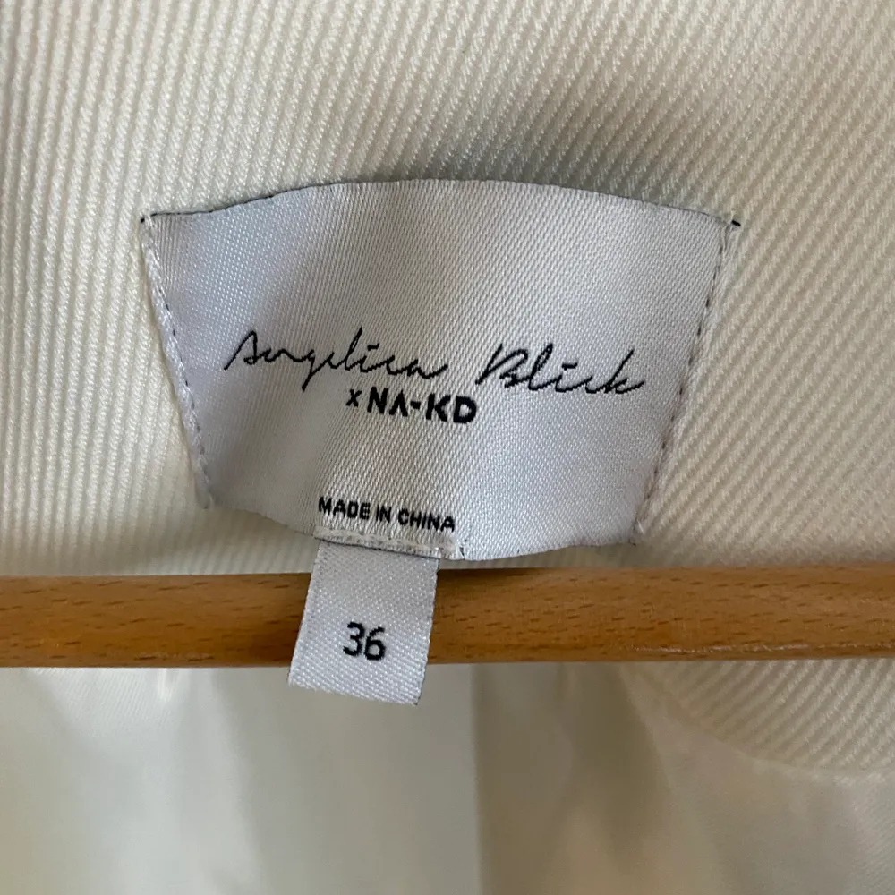 Jag säljer nu denna fina blazer från Angelica Blicks kollektion från Nakd! Aldrig använd, bara testad!. Kostymer.
