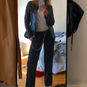 DICKIES - Säljer dessa DICKIES byxor i storlek 36/38 inköpta för typ tre år sen! (Ber om ursäkt för stökigt rum i bakgrunden)