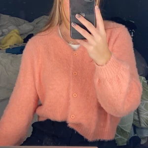 Rosa stickad tröja  - Säljer min jättegosiga stickade rosa kofta/tröja som man kan ha båda öppen och stängd. Färgen skulle jag säga är en blandning mellan rosa och aprikos💗 den är köpt i USA och därför vet jag inte ifrån vilken butik jag köpte den ifrån. Storleken är s men skulle säga att den passar XS-M, använd 2-3 gånger som ny. Frakt tillkommer! 💕