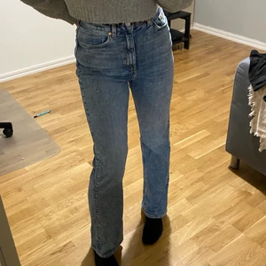 Blå jeans  - säljer dessa sjukt fina jeansen, sitter som en smäck och är i ett jättebra skick då de endast är använda några få gånger!!