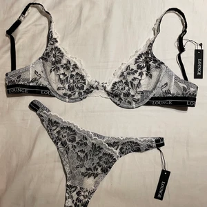 Nytt lounge set - Beställde tyvärr fel storlek, så säljer nu detta snygga set från lounge Stringtrosor: storlek S Topp: storlek 65E Nypris: 650kr, Köpare står för fraktkostnad💓 