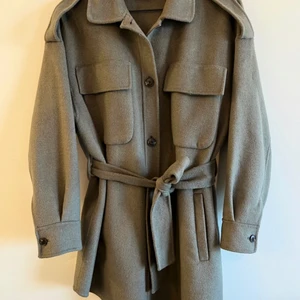 Kappa zara - Grön kappa från zara i en ”overshirt” modell men som man kan knyta i midjan (avtagbart band). Använd 2 ggr och det är även därför jag säljer den. Xs men skulle säga att den passar xs-s/m.