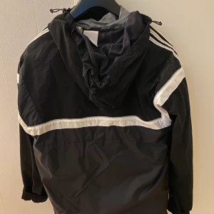 Adidas jacka - Storlek S. Den är dock en aning oversized så den kan även passa personer med storlek M. Originalpris 600kr.