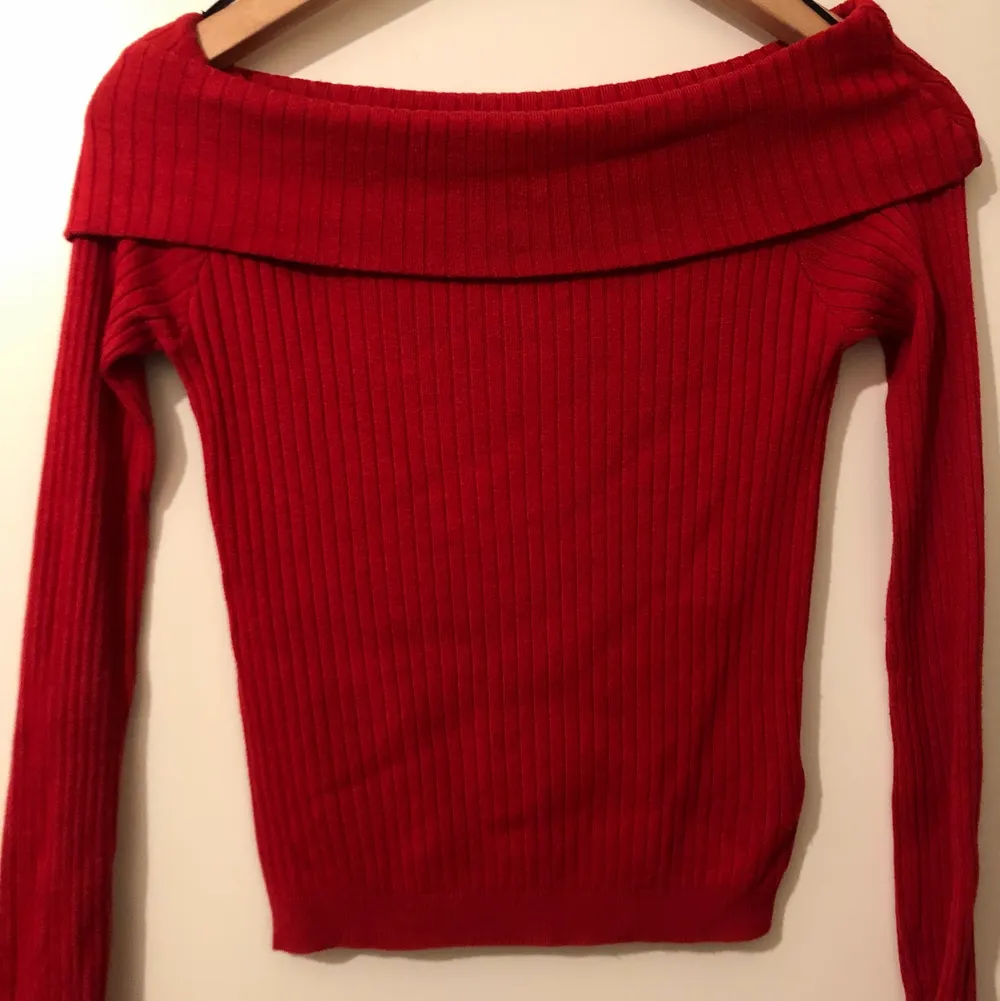 Säljer min fina röda tröja använt 2 gånger. Hör av er vid intresse😊. Blusar.