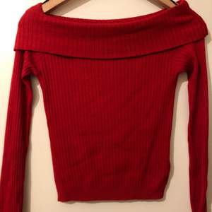 Säljer min fina röda tröja använt 2 gånger. Hör av er vid intresse😊