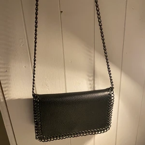 Superfin väska ❤️‍🔥❤️‍🔥 - Så fin väska som aldrig har använts, alltså nyskick.  Den liknar tiamo och Stella väskorna väldigt mycket. Skitsnygg och så trendig!! Fraktkostnad tillkommer. frakt (50kr)❤️ 