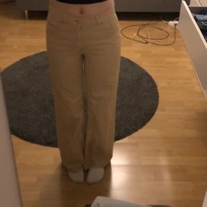 beiga monki jeans - storlek 27. knappt använda och i jättebra skick. köptes i slutet av 2020 för 400 kr. jag är 173 cm lång. hör av dig vid frågor <3
