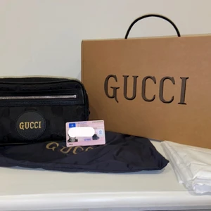 Gucci Off The Grid belt bag - Gucci väska som är använd en gång men är i nyskick. Säljes då den inte kommer till användning längre. Köpt för 7200kr, direktköp 4500kr. 