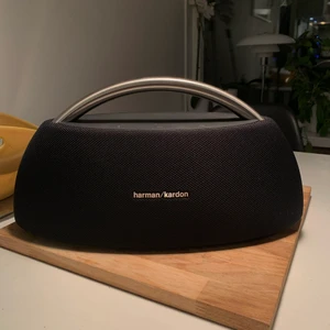 Harman/Kardon  - Mycket bra och fin högtalare från Harman/Kardon! Använd knappast 15 gånger och i nyskick. 