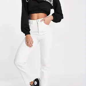 Säljer ett par vita jeans från Asos liknade dom på bilden, sitter tajt i midjan och är lite kortare i modellen 