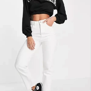 Vita jeans - Säljer ett par vita jeans från Asos liknade dom på bilden, sitter tajt i midjan och är lite kortare i modellen 