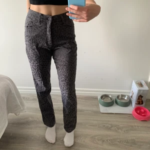 Svincoola byxor!! - Säljer dessa unika byxorna i storlek S. Sitter bra på mig som är 175 men passar även andra längder beroende på hur man vill att dom ska sitta! Skulle nog kunna passa en M oxå då dom är väldigt stretchiga💞 köpta secondhand och osäker på märket!