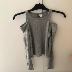 Grå tröja - Grå tröja kort i modellen med utskurna axlar i fint skick