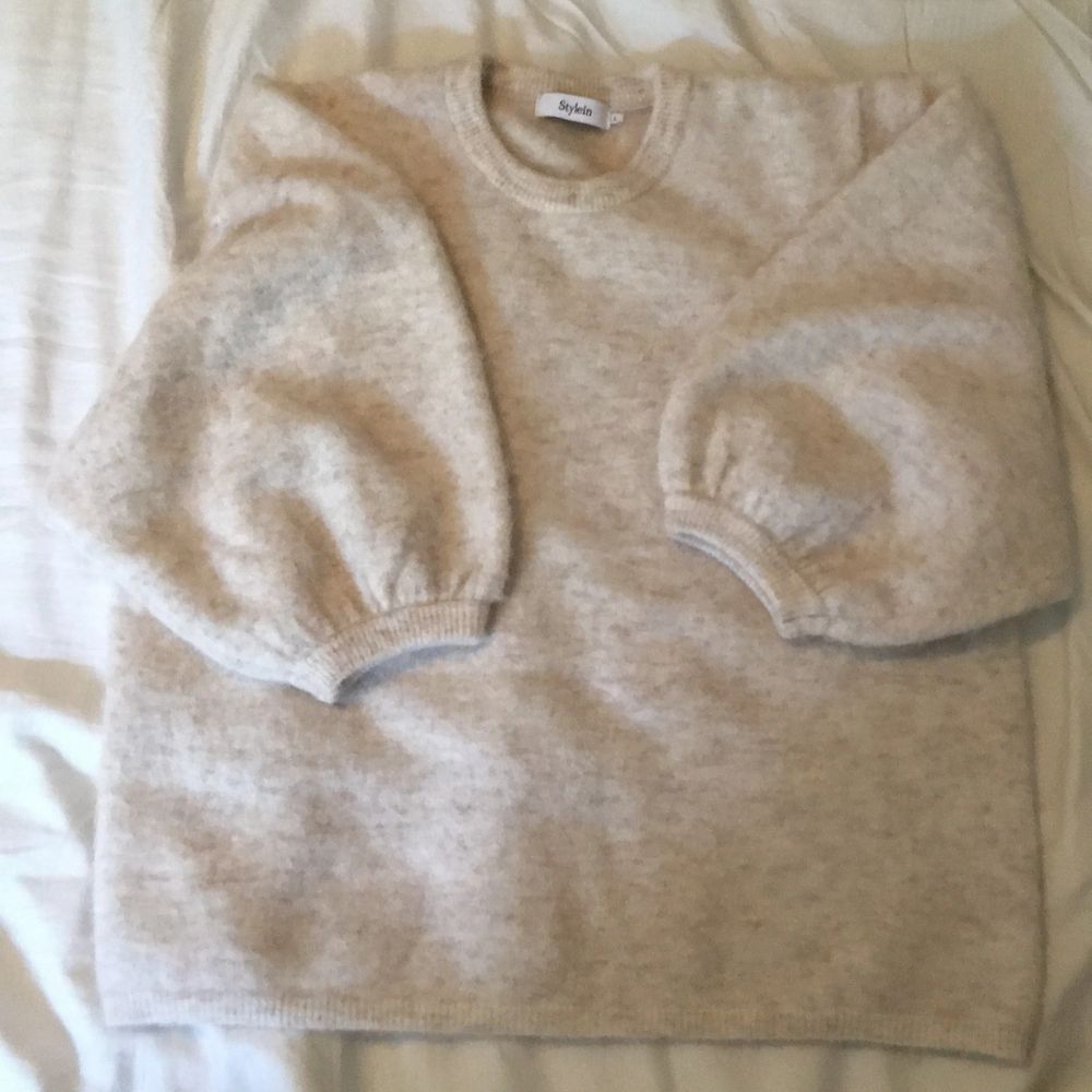 Cremevit tröja från Stylein. Trekvartslånga ”ballongärmar”. Mycket mjuk kvalitet - 56% baby alpaca 42% nylon 2% spandex. Köpt för ca. 2 år sedan. Använd ca. 10ggr. Hittar inget att anmärka på såsom fläckar eller tråddragningar. . Stickat.